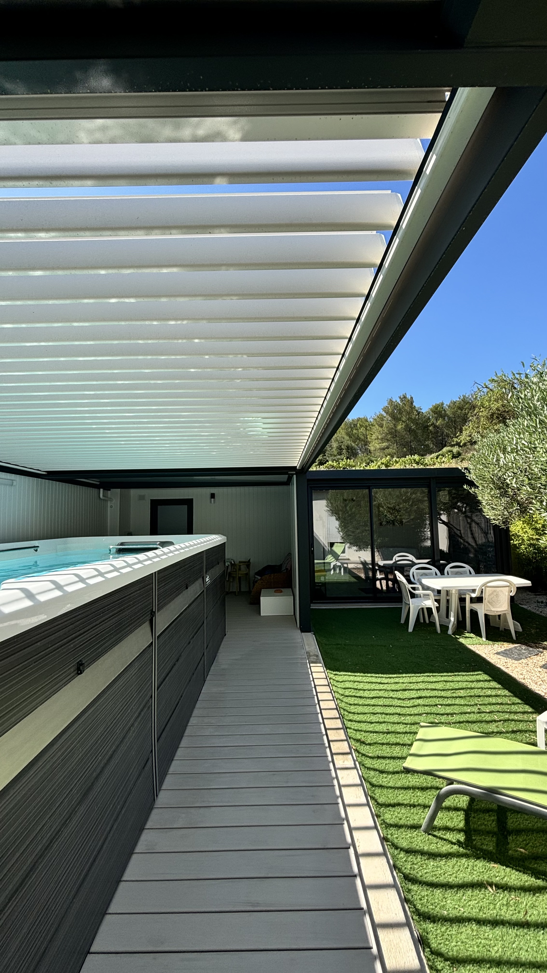 Spa de nage chauffé d’Aloha Studio sous pergola bioclimatique, à Fleury d’Aude