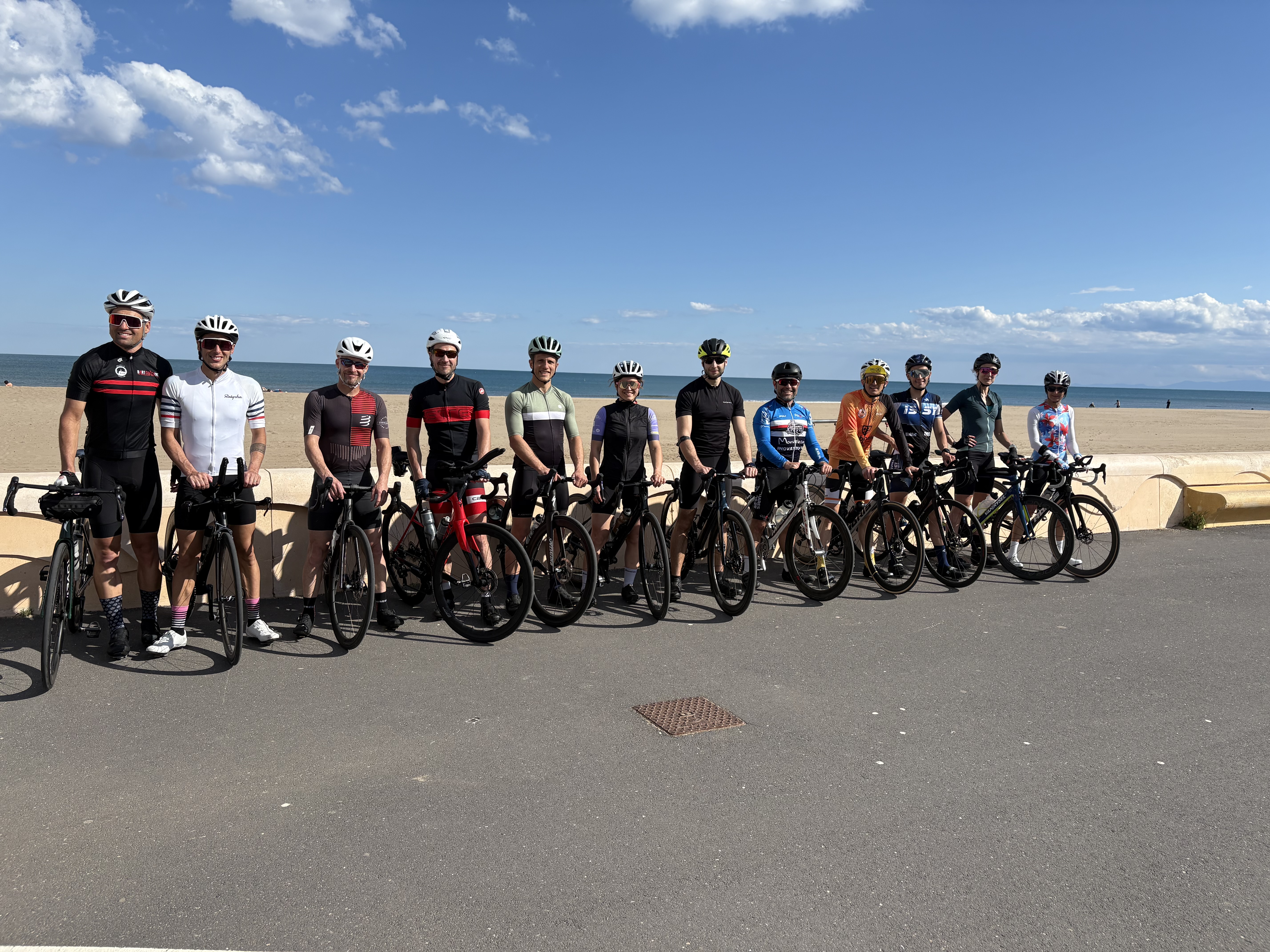 Groupe de cyclistes en bord de mer avant une sortie