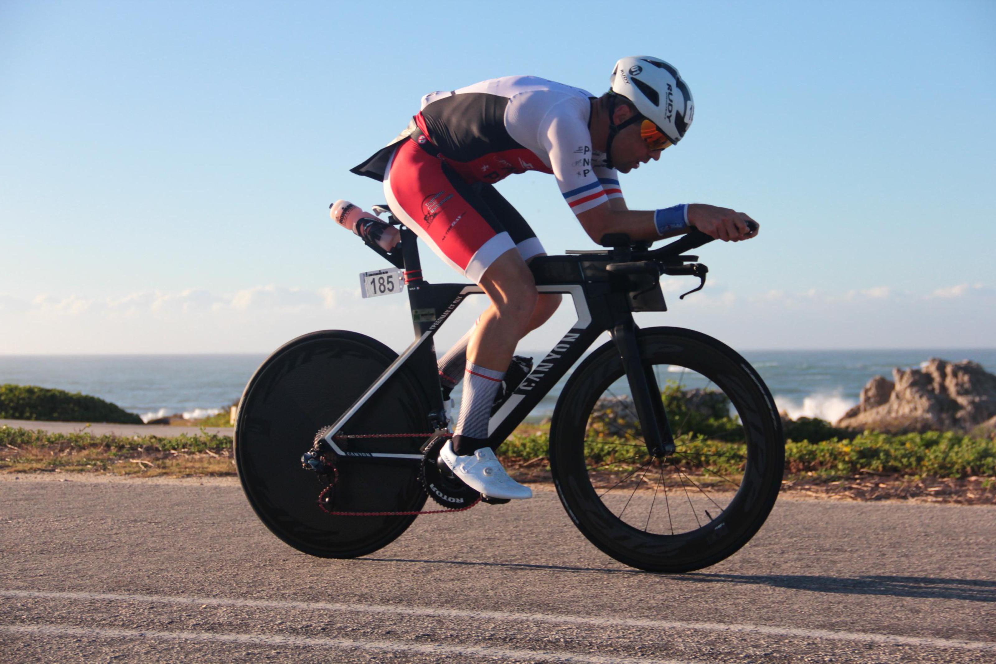Triathlète en position contre-la-montre, bord de mer