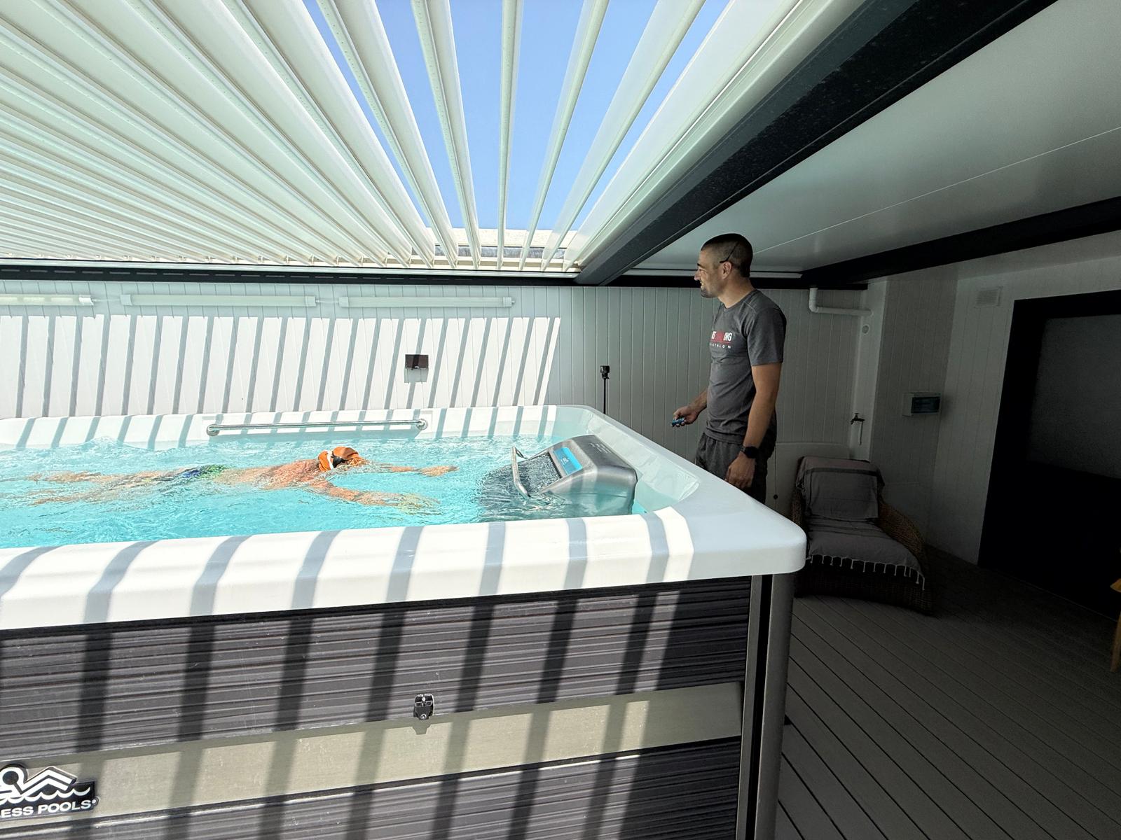 Spa de nage à contre-courant d’Aloha Studio, pergola ouverte